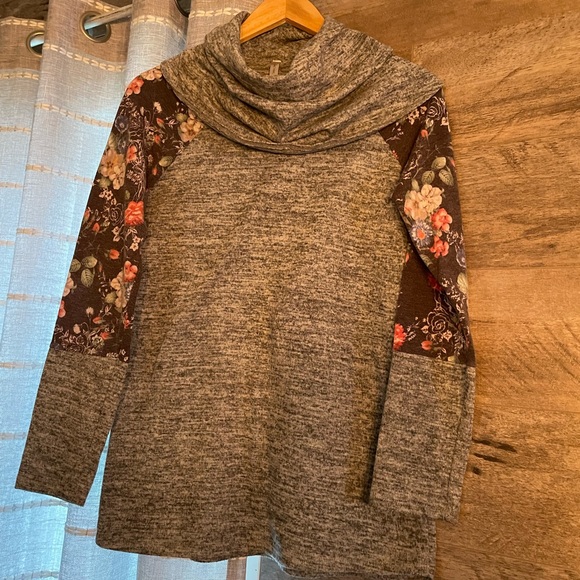 ActingPro sweater, size Medium - Picture 2 of 3